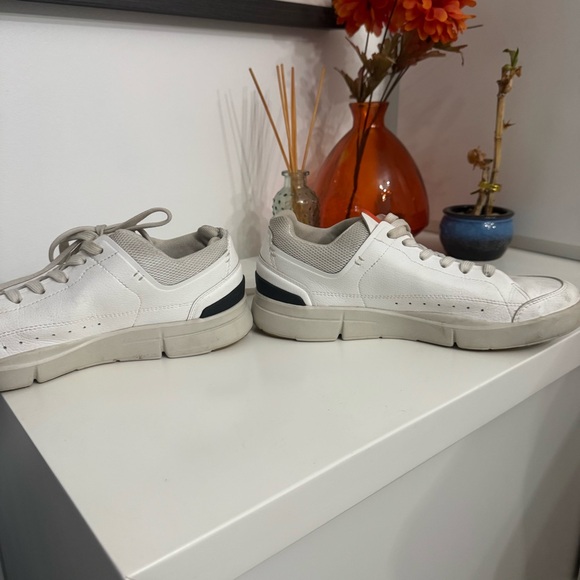 On THE ROGER Centre Court Tennis Sneaker size 8. Like new, excellent condition. - Picture 7 of 7